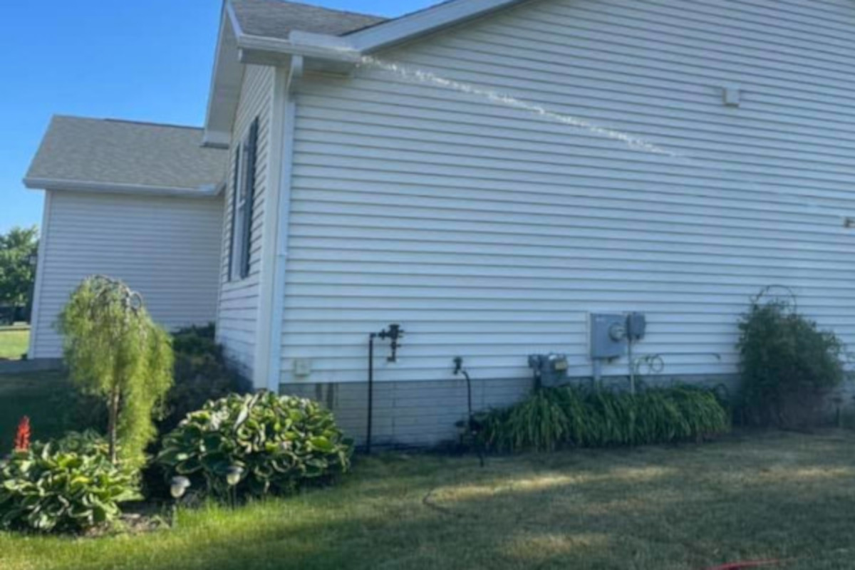 Soft wash rinse on vinyl siding by Maverick Softwash
